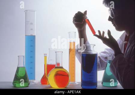 Chemiker mit Flüssigkeiten und Container Stockfoto
