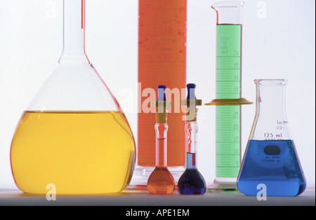 Chemie-Flaschen und Becher Stockfoto