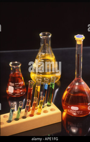 Chemie-Flaschen und Tuben Stockfoto