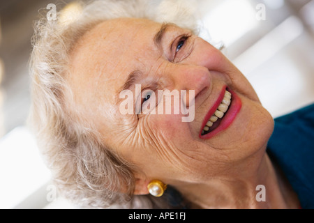 Nahaufnahme einer älteren Frau lächelnd. Stockfoto