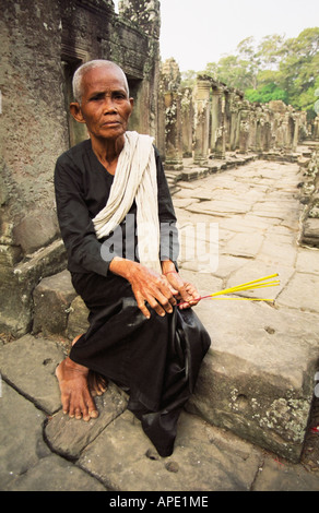 Frau sitzt In der Bayon, Angkor Stockfoto
