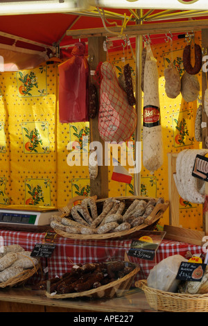 Sorten von Wurstwaren und Würste hängen französischen Marktstand Stockfoto