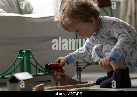 Lewis im Alter von zwei und seine Brio Holz Triebzug Stockfoto