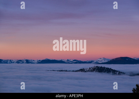 Sonnenaufgang und ein Meer von Wolken über Lake Tahoe und im Winter in Nevada Stockfoto