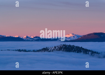 Sonnenaufgang und ein Meer von Wolken über Lake Tahoe und im Winter in Nevada Stockfoto