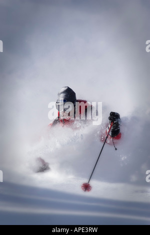 Eine Squaw Valley ski Patroller Skifahren Tiefschnee in Squaw Valley in Kalifornien Stockfoto