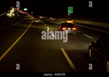 Pendler Fahrt entlang einer Autobahn. Stockfoto