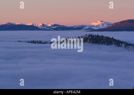 Sonnenaufgang und ein Meer von Wolken über Lake Tahoe und im Winter in Nevada Stockfoto