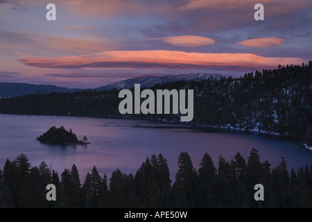 Sonnenuntergang und Alpenglühen auf linsenförmige Wolken über Emerald Bay am Lake Tahoe, Kalifornien