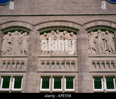 Detail der skulpturalen Hilfsarbeit auf die Kunstgalerie, Rochdale, Greater Manchester, England, UK. Stockfoto