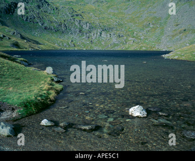 Blick über Blea Wasser eine klassische Lakeland Tarn, über Haweswater, Nationalpark Lake District, Cumbria, England, UK. Stockfoto