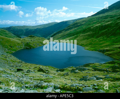 Blick hinunter auf Blea Wasser, eine klassische Lakeland Tarn, über Haweswater, Nationalpark Lake District, Cumbria, England, UK. Stockfoto