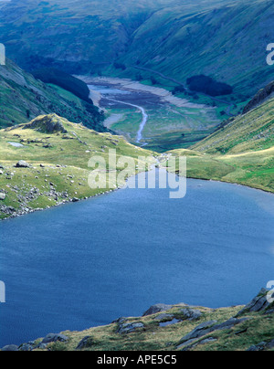 Blick hinunter auf Blea Wasser, eine klassische Lakeland Tarn, eine trockene Haweswater hinaus Nationalpark Lake District, Cumbria, England, UK. Stockfoto