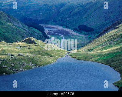 Blick hinunter auf Blea Wasser, eine klassische Lakeland Tarn, eine trockene Haweswater hinaus Nationalpark Lake District, Cumbria, England, UK. Stockfoto