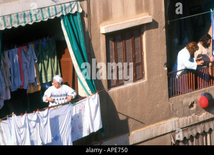 Vorhänge und Dreied Streifen Hausfrau Libanon beirut Stockfoto