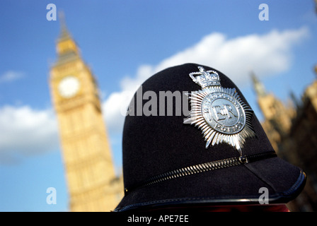 Polizist außerhalb der Houses of Parliament mit Big Ben in London England UK Stockfoto