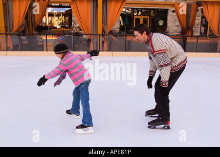 Ein Mädchen jagen ihr Vater während des Skatens in Northstar-Ski-Resort in der Nähe von Truckee, Kalifornien Stockfoto