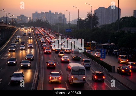 Feierabendverkehr auf die Deshengmen Xidajie Loop Road, Nord-Zentral-Beijing. Stockfoto