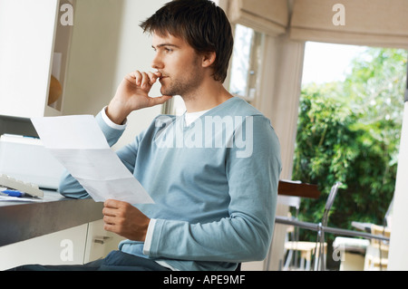 Man Betrieb Rechnung, besorgt auf der Suche Stockfoto