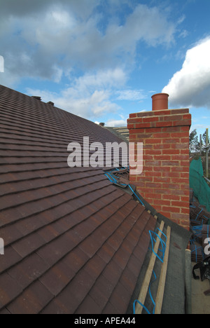 Einfamilienhaus bau Dach teilweise mit Marley konkrete Ebene Dachziegel, Schornstein, Stack und Batten zox abgedeckt Stockfoto