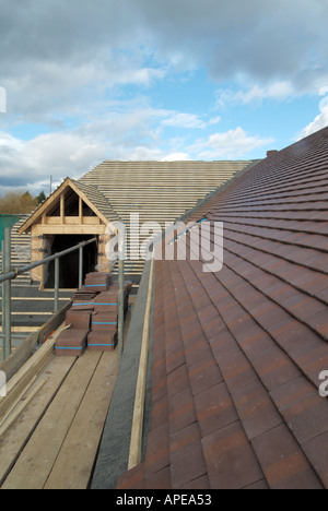 Einfamilienhaus bau Dach teilweise mit Marley konkrete Ebene Dachziegel, eaves fühlte batten Dachfenster zox abgedeckt Stockfoto