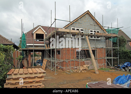 Work in progress auf neuen Einfamilienhaus Dacheindeckung von Marley konkrete Biberschwanzziegel übersicht Dachfenster Bau und Gerüstbau England Großbritannien Stockfoto