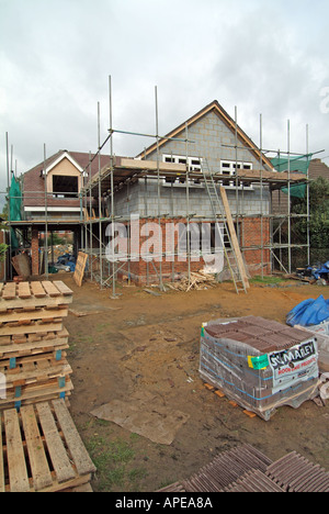 Einfamilienhaus Dacheindeckung von Marley konkrete Biberschwanzziegel in Arbeit übersicht Dachfenster bau Essex England UK zox Stockfoto