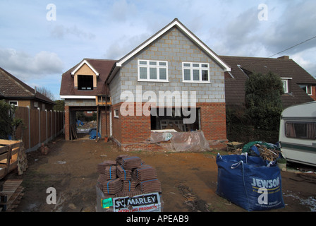 Baugelände mit freistehendem Haus im Bau kurz nach Abschluss der Dacharbeiten in Essex England UK Stockfoto