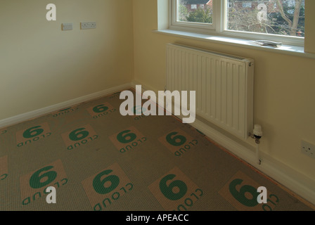 Teppich Unterlage geschnitten und ausgestattet, um Umfang der Greifer Strip im Schlafzimmer warten auf Teppich Montage Stockfoto