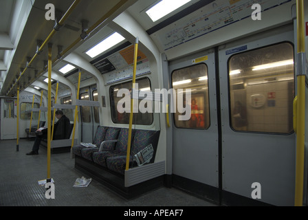 Innere der Londoner U-Bahn Circle Line Zug nähert sich Bahnsteig zeigt Gratiszeitungen Metro und PKW Stockfoto