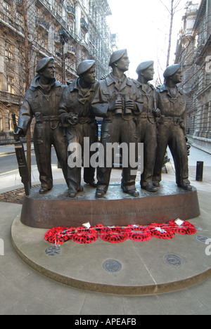 Statue zum Gedenken an die Royal Tank Regiment in der Nähe der Gebäude des Verteidigungsministeriums in London Stockfoto