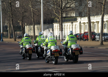 Gruppe von vier Metropolitan Police escort outriders Verschieben entlang der Mall in London England Großbritannien Stockfoto