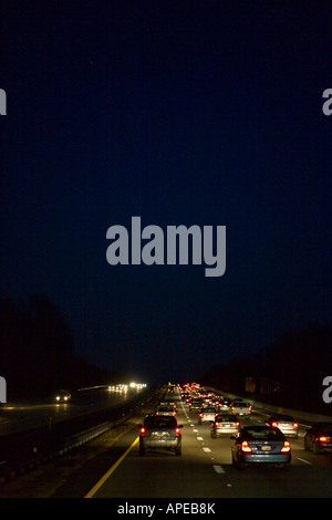 Pendler Fahrt entlang einer Autobahn. Stockfoto