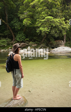 Frau in Akubra und Mossman River Mossman Gorge Daintree Nationalpark Nord-Queensland-Australien Stockfoto