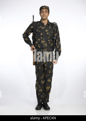 Indische Armee Soldat mit AK-47 Gewehr stehend in Aufmerksamkeit Lage Stockfoto