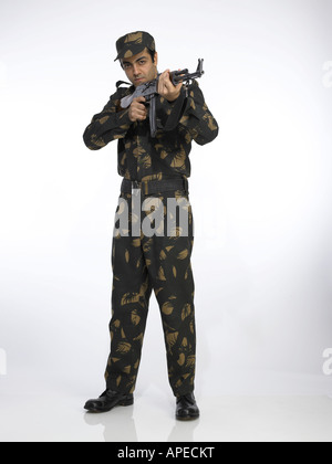 Indische Armee Soldat stehend und AK-47 Waffe Stockfoto