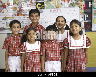 Südasiatische indischen Jungen und Mädchen im Kindergarten Herr zusammenstehen Stockfoto