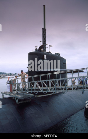 Offizier auf Gangplank Gehweg und Marine verpflichtete Mann Gruß Sumbarine Naval Base Point Loma San Diego Cailfornia Stockfoto