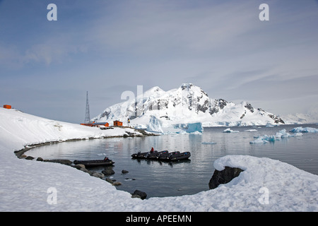 Landung bei Almirante Brown einen stillgelegten argentinischen Forschungsbasis befindet sich in Paradise Bay Antarktis Stockfoto