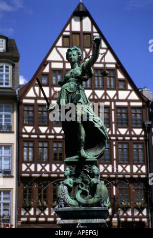 Die Dame von Gerechtigkeit und ihre Skalen in den alten Teil von Frankfurt. Stockfoto