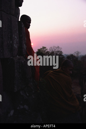 Silhouette der Mönche in Phnom Bakheng Stockfoto