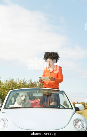 Afrikanerin lesen Karte im Cabrio Stockfoto