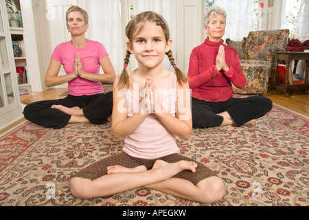 Großmutter, Mutter und Tochter Yoga zu praktizieren Stockfoto