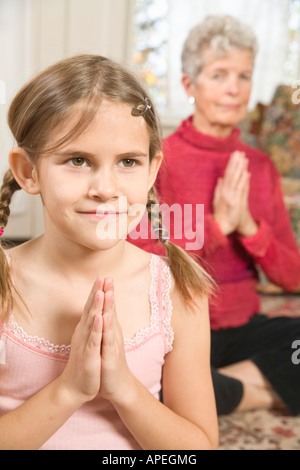 Großmutter und Enkelin, Yoga zu praktizieren Stockfoto