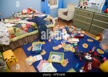 Asiatische junge in chaotisch Schlafzimmer Stockfoto