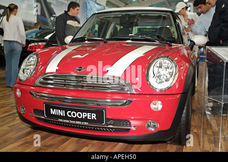 Kunden, die einen Mini Cooper in einem Autohaus Stockfoto