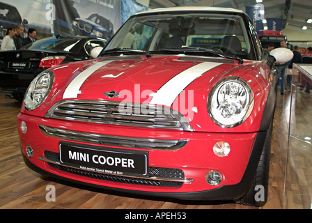 Mini Cooper in einem Autohaus Stockfoto