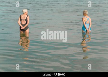 Frauen in Führungspositionen im Wasser stehend Stockfoto