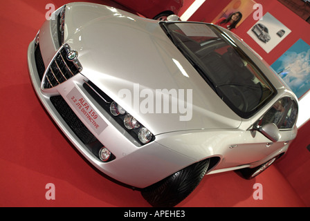 Metallisches Silber Alfa Romeo 159 auf dem Display in einem Autohaus Stockfoto