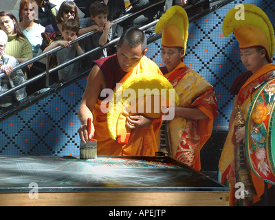 Tibetische buddhistische Mönche zerstören Mandala (NMR) Stockfoto